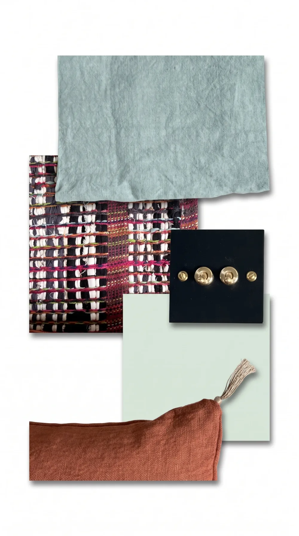 Planche d'ambiance de la chambre : lin céladon, tissage multicolore, interrupteur noir à boutons de laiton, panneau vert très pâle et lin rouille à pompon