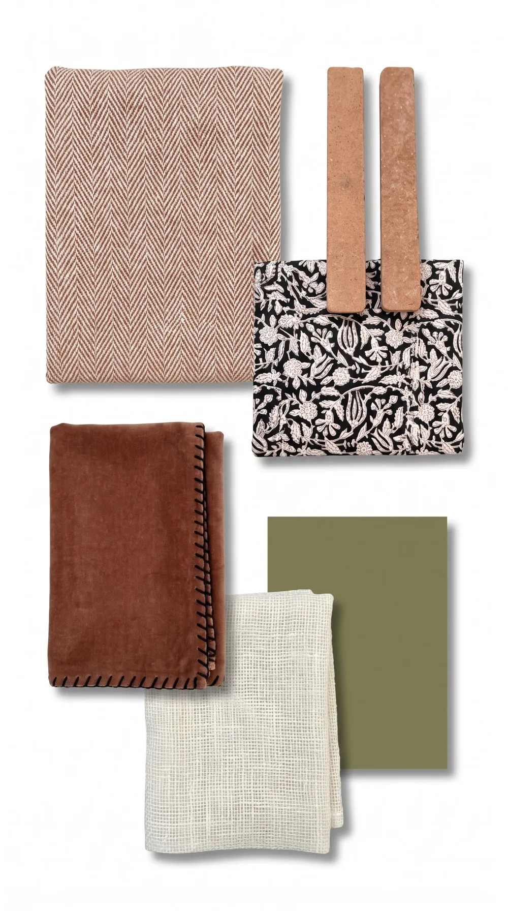 Planche d'ambiance d'une chambre : tissu à chevrons rouille et crème, deux briquettes de terre cuite, imprimé floral noir et blanc, velours rouille bordé d'un point de feston noir, lin écru ajouré et panneau vert olive