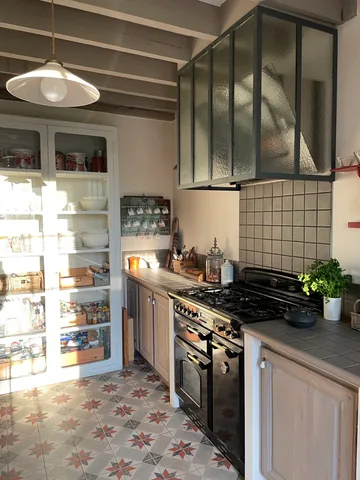 Avant / Après : Rustique vs vintage Une cuisine de maison de campagne réinventée avec charme et authenticité, photo 2
