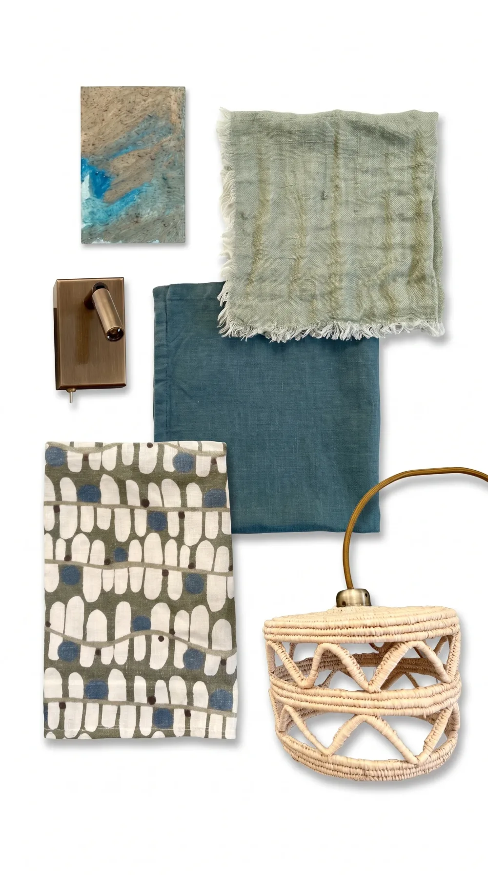 Planche d'ambiance de la chambre bleue : petite toile sable et turquoise, applique de lecture en bronze, lin vert sauge frangé, lin bleu pétrole, tissu olive à motifs blancs et points bleus, suspension en raphia